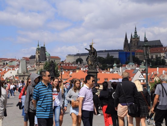 カレル橋上で・観光客が多い