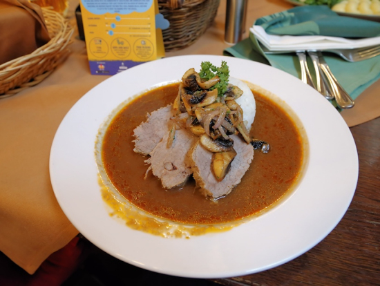 市民会館内レストランでランチ・素朴だが美味