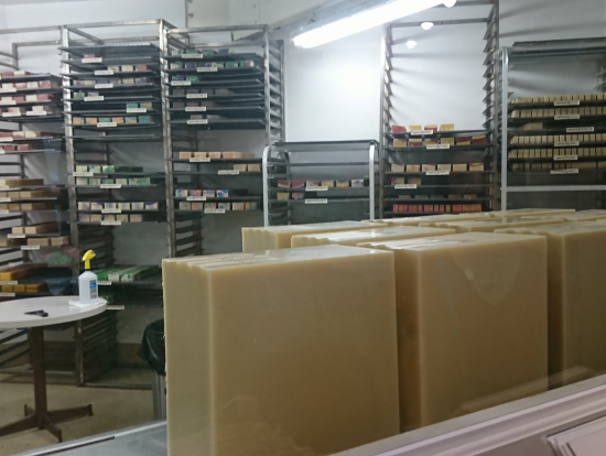 手前の塊が、巨大石鹸