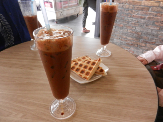 白珈琲とカヤトースト。両方とも甘い