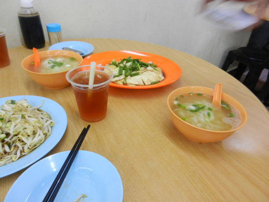 昼食のもやしと鶏肉と麺。スープが美味。