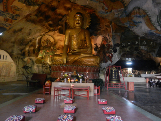 洞窟内の仏像。外は暑いが中はひんやり。