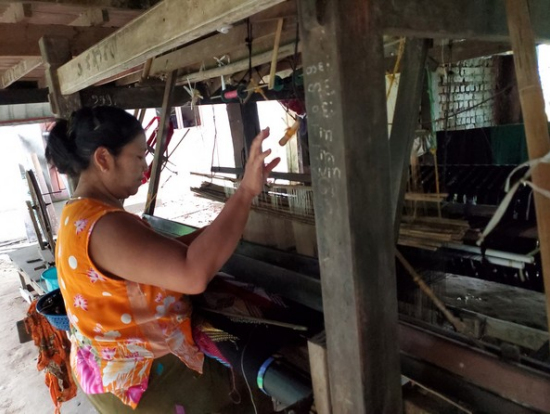 モン族の村 機織りを実演してくれました
