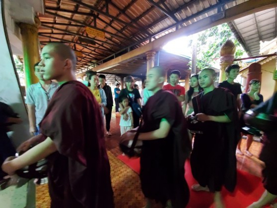 托鉢の様子 観光客が多かった