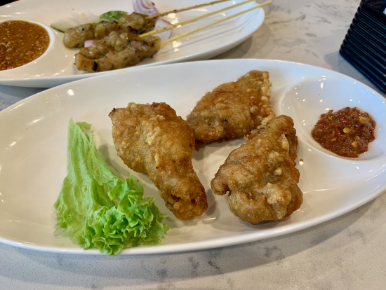 チキンライス以外に串焼きとフライドチキンも出てきました