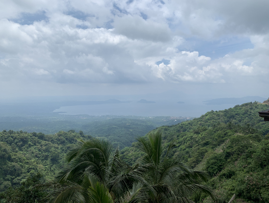 世界一小さい火山(霞んでてあまり見えない)