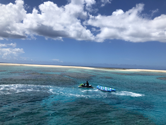 海に浮かぶプライベート感覚の小さな島。すぐそこには珊瑚礁のシュノーケリン空間