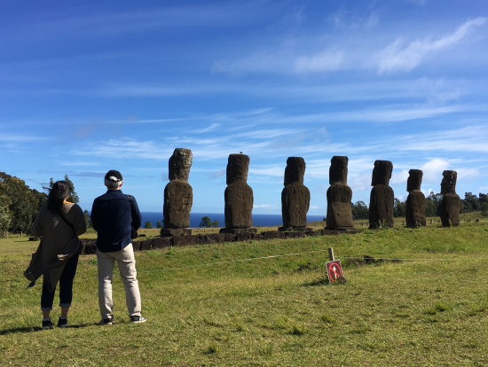 海に向かって立つアフ アキビと一緒に