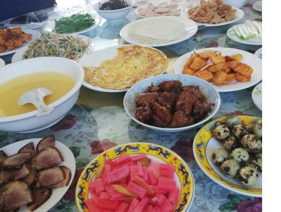 昼食。ちょっと食べた後にあわてて撮りました。