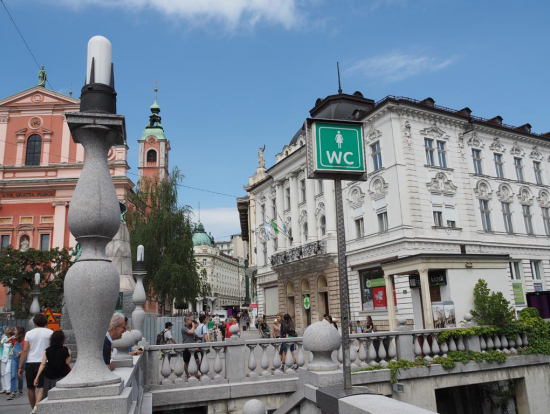 リュブリャナの街のトイレの看板