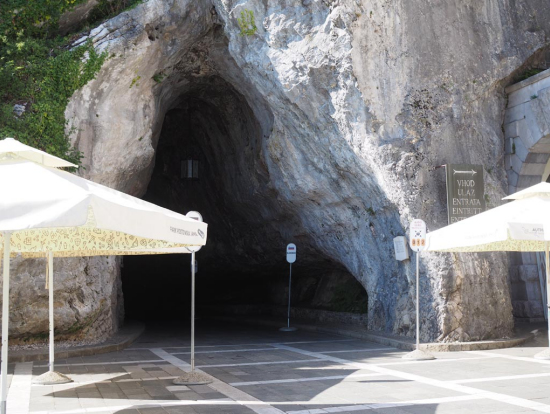 ポストイナ鍾乳洞の洞窟への入り口