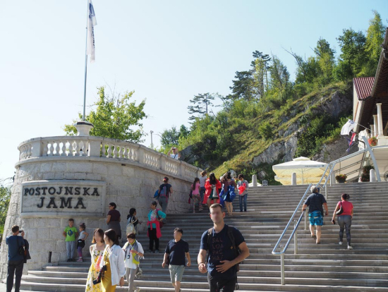 ポストイナ鍾乳洞の入り口