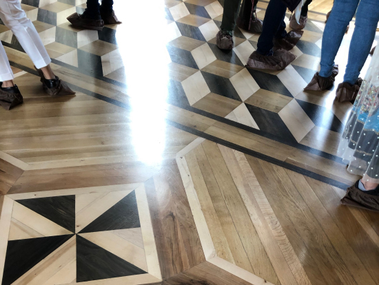 美しい寄木細工の床。入る時に靴カバーをします