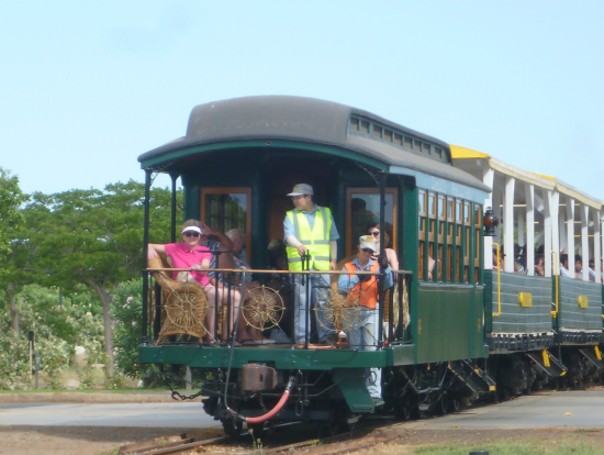 乗車地点に近づく列車