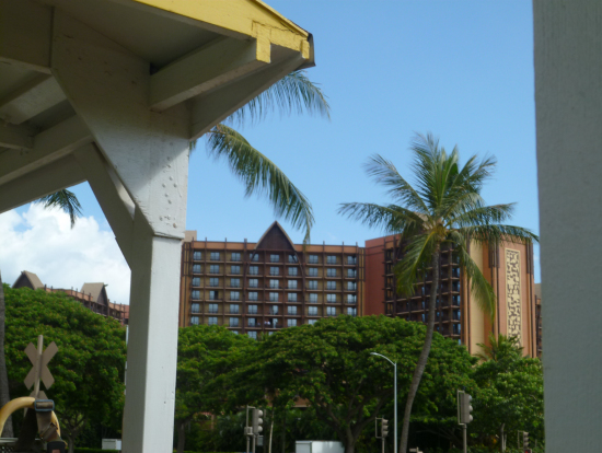 車窓から見えるアウラニホテル