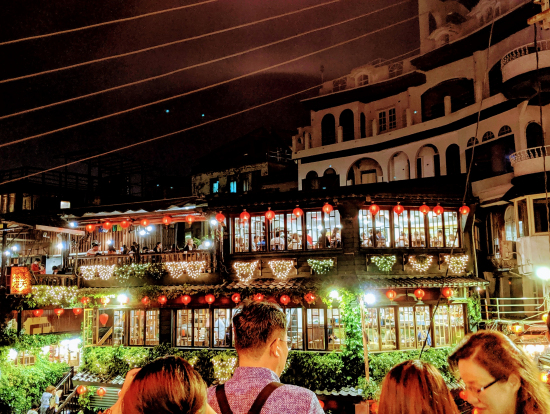 お茶屋さんの入り口あたりの風景