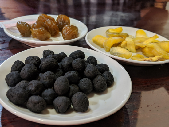 お茶屋さんのお茶菓子は素朴な味で美味しかった。