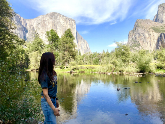 大きな岩が水に映ってステキ