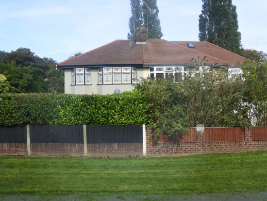 メンディップス ジョン・レノンが育ったミミ伯母さんの家(車窓左側撮影)