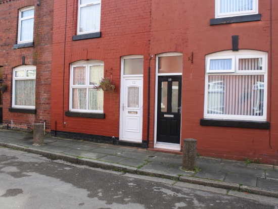 ジョージ・ハリスン生家は12番ドア(下車)