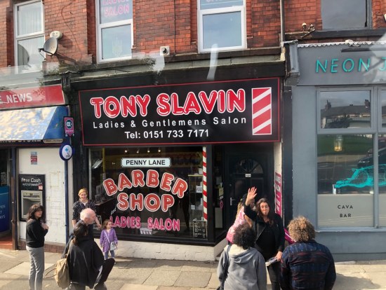 ペニーレーン床屋(車窓左側撮影)