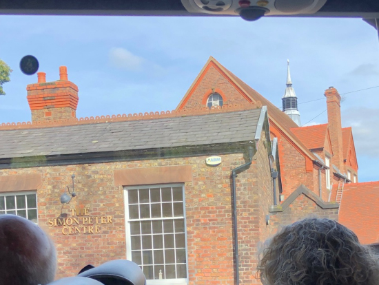 ジョンとポールが出会った聖ピーターズ教会(車窓右側撮影)