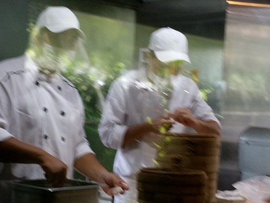 杭州小籠包でランチ 上手餃子を包むイケメン君たち