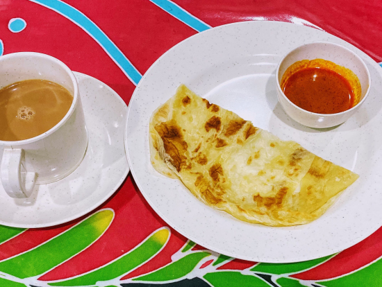 このなんの様なものがマレーシアの主食?カレーが美味いそれにテー、チャイの様なもの。