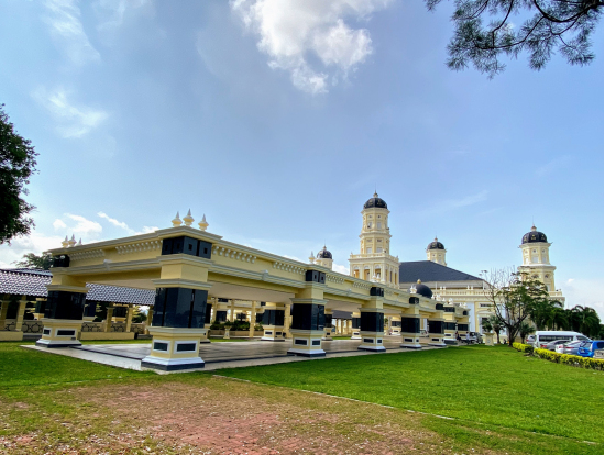 モスク。最近塗り替えたらしい。綺麗。中には信者のみ。