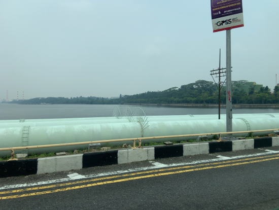 国境には4本の水道管があり、マレーシアとシンガポールで上下水道のやり取りをしています。