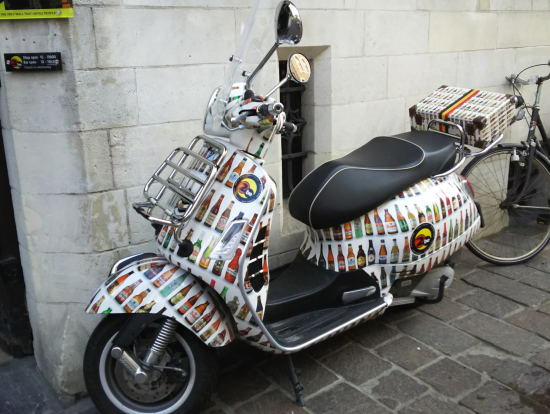 お土産屋の前でベルギービール模様のバイクを発見‼