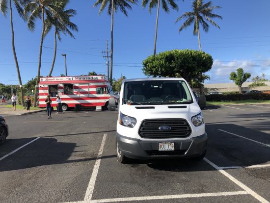 ソノミさんが運転するフォード７人乗っても余裕後ろの赤白のバンでマラサダ購入