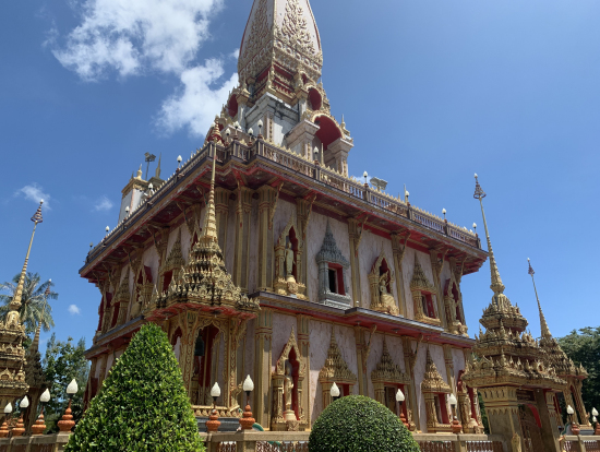 寺院は豪華さに驚きました。