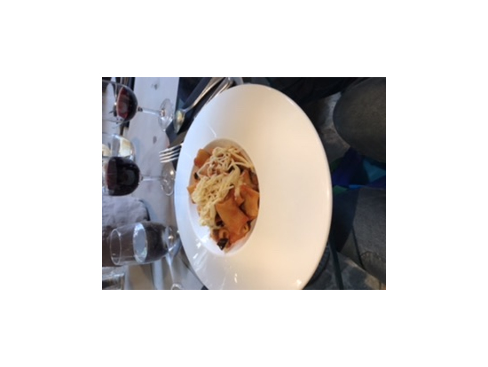 お昼の食事 メイン 量は意外と多め パンもありました。