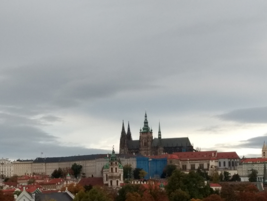早朝のプラハ城