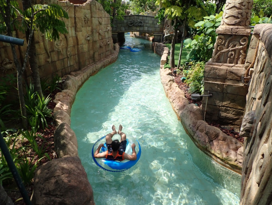 流れるプールは、大人も真剣に遊べます。子供さんのための同行でも水着持参をおすすめします。