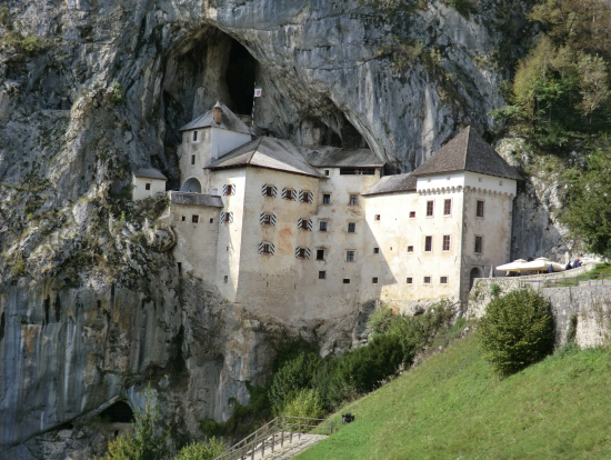 岩の中のプレジャマ城