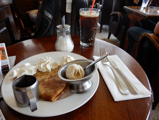 ノートルダム大聖堂の近くのカフェでひと休み