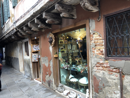 マスク屋さんの前