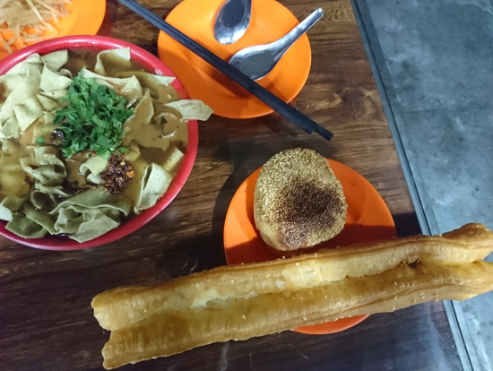 緑豆の麺と長い揚げパンが地元のかたの人気の朝食