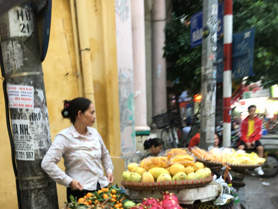 旧市街で果物を売る女性