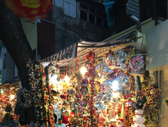 クリスマス前でクリスマス用品を売る店