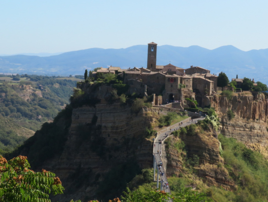 チヴィダ・デイ・バニョレージョ　中央下の道を歩いていく。