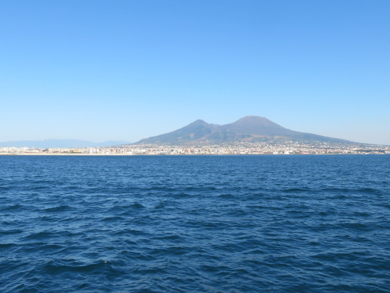 ナポリから見るヴェスビオス火山