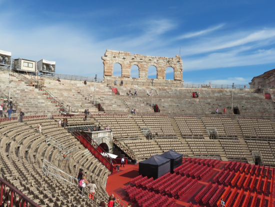 円形劇場　今は月一程度　歌舞台が演じられていることを知った