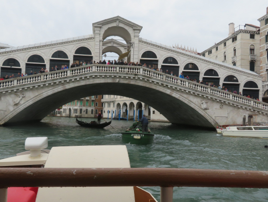 張り巡らされた水路を進む、色々な観光名所の橋の下をくぐって。