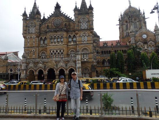 世界遺産「チャトラパティ・シバージー・ターミナス駅」前にて