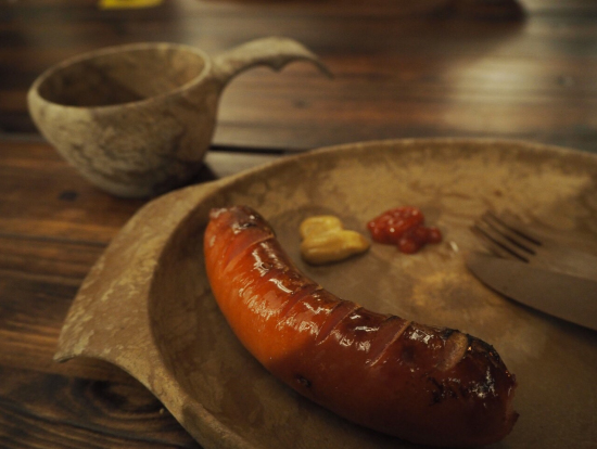 小屋の中で食べられるソーセージ