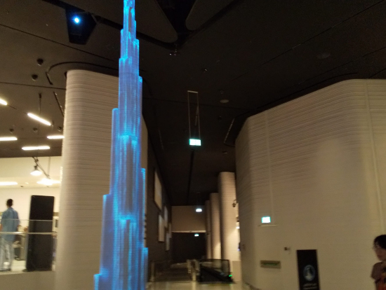 LG階、ゲートをくぐるとブルジュ・ハリファの模型が、