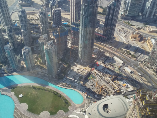 ドバイ・ファウンテンの湖もよく見えました。